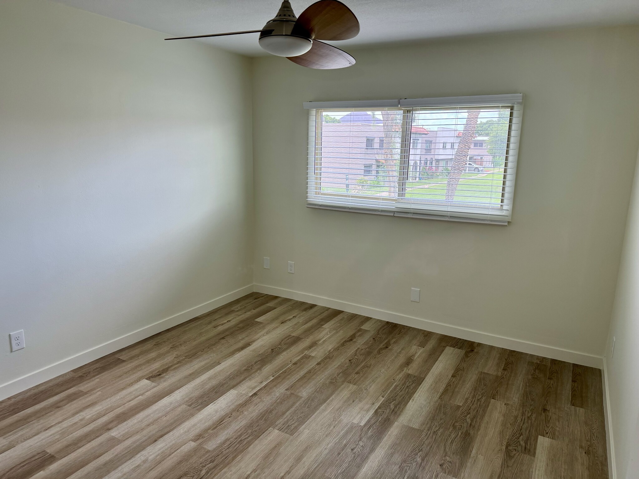 Building Photo - 2810 E Clarendon Ave