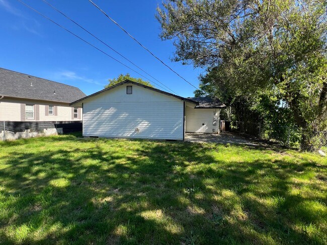 Building Photo - Charming Immaculate Three Bedroom Rambler in Tacoma