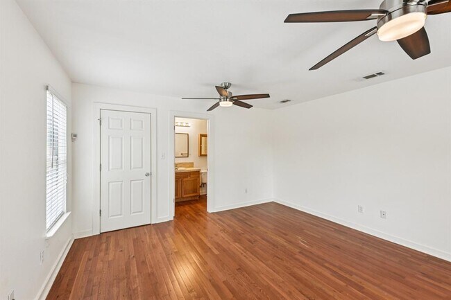 Building Photo - 903 Chote Ave