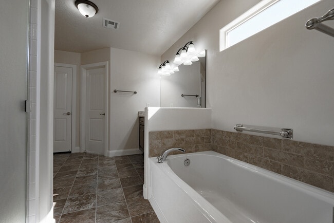Building Photo - 3 bed 2 bath home with fully-fenced yard