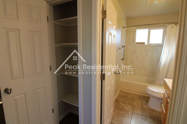 Building Photo - Updated 2bd/1ba Orangevale Duplex with Gar...