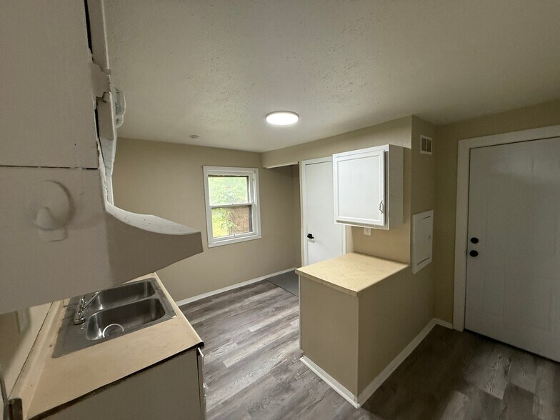 Building Photo - 5636 Drake Ave