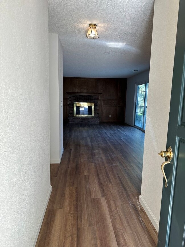 Building Photo - Mature dog considered. Nice home, convenient location off Placer & Wisconsin, Rdg.