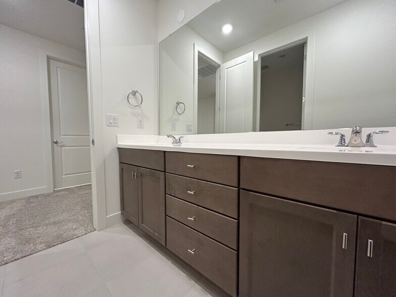 Building Photo - 2121 W Sonoran Desert Dr