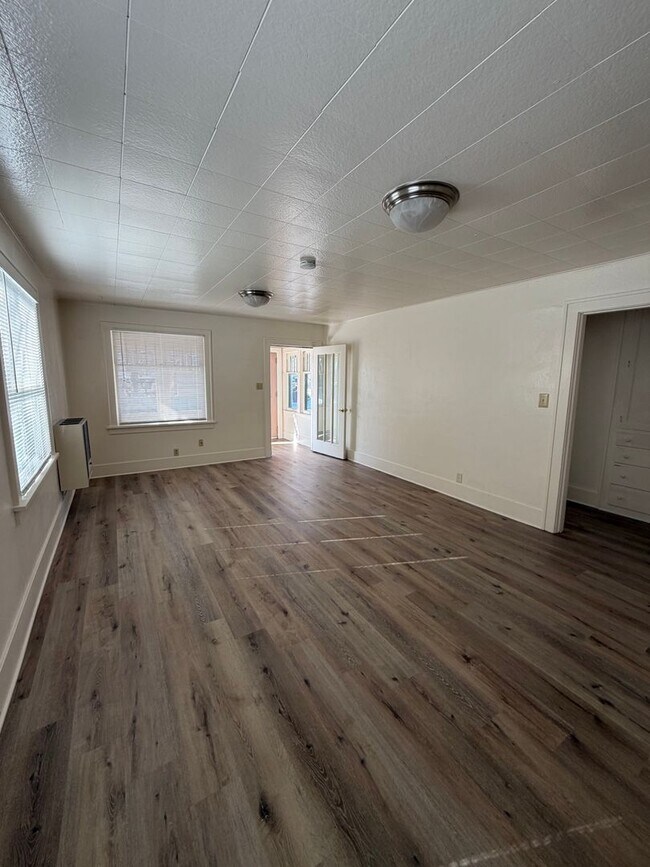 Building Photo - Large 3 bed 2 bath located close to downtown