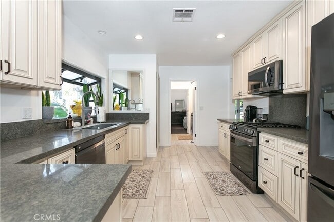 Building Photo - 5825 Fulton Ave