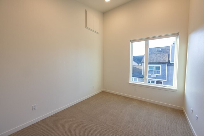 Building Photo - Riverside Townhomes - Waterfront Living in...