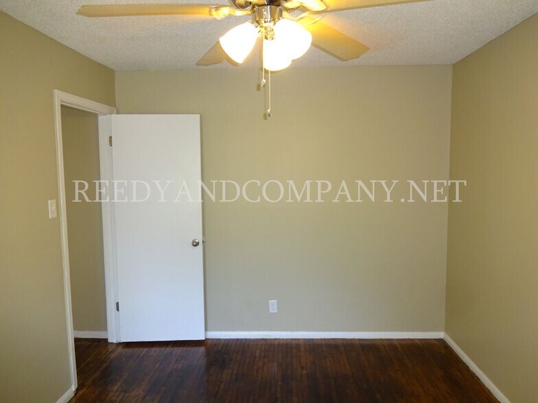 Building Photo - 1645 Kilarney Ave