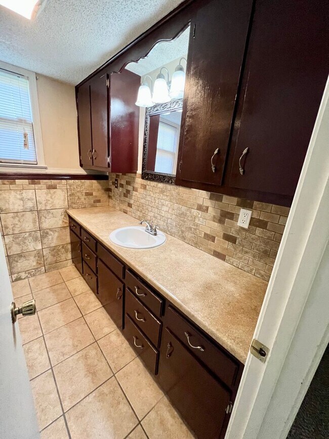 Building Photo - 4 Bedroom, 3 Bath walking distance to Amanda Arnold Elementary!