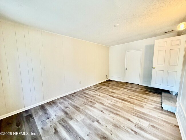 Building Photo - 1348 Crestwood St