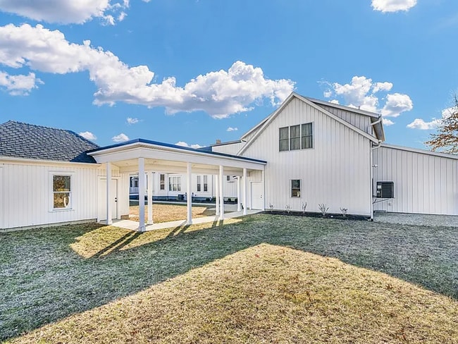 Building Photo - NEW LISTING-5 bedroom, 3 bathroom farmhouse-DeLand, Illinois