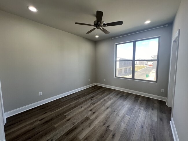 Building Photo - 113 Firethorn Dr