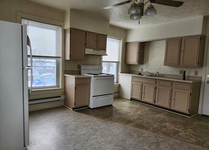 Building Photo - 208 E Van Buren St