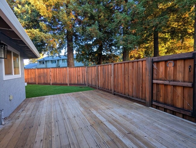 Building Photo - Amazing, gorgeous, end unit with huge yard.....