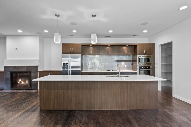 Building Photo - 203 S Marion St Pkwy