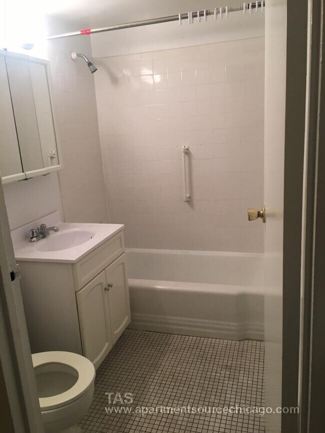 Building Photo - 6821 N Sheridan Rd