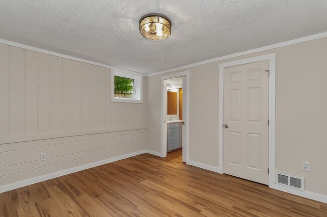 Building Photo - Stylish in Snohomish