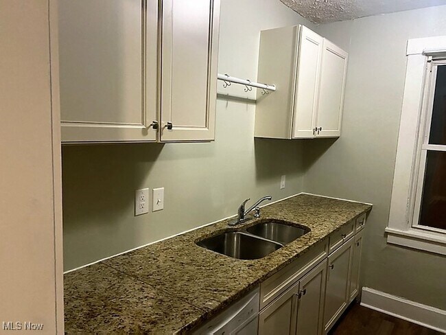 Building Photo - 429 Stinaff St