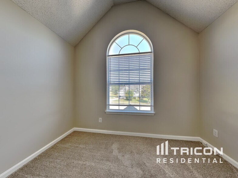 Building Photo - 6955 Pompas Ct