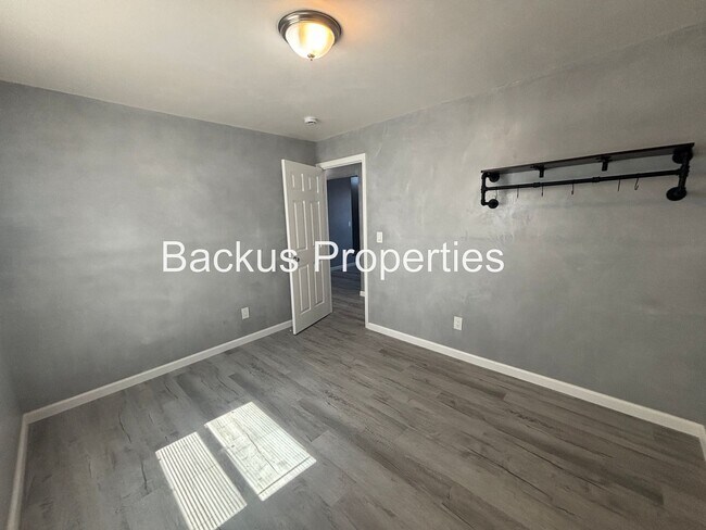 Building Photo - 112 E Bernal Dr