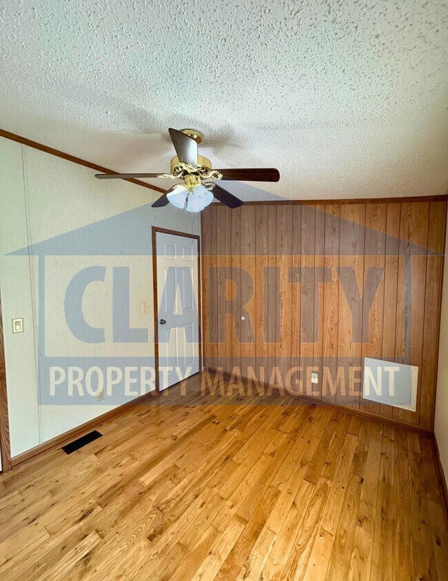 Building Photo - Three bedroom, single level home in Old Fo...
