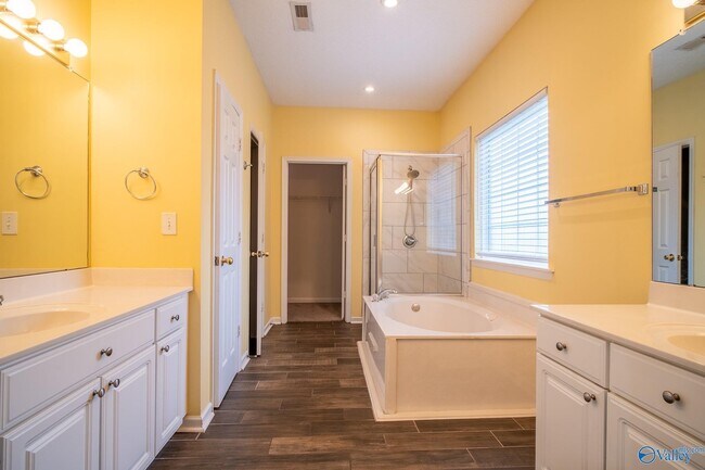 Building Photo - 216 Horseshoe Bend N