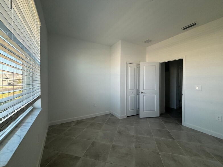 Building Photo - 7869 Lakes Edge Ln