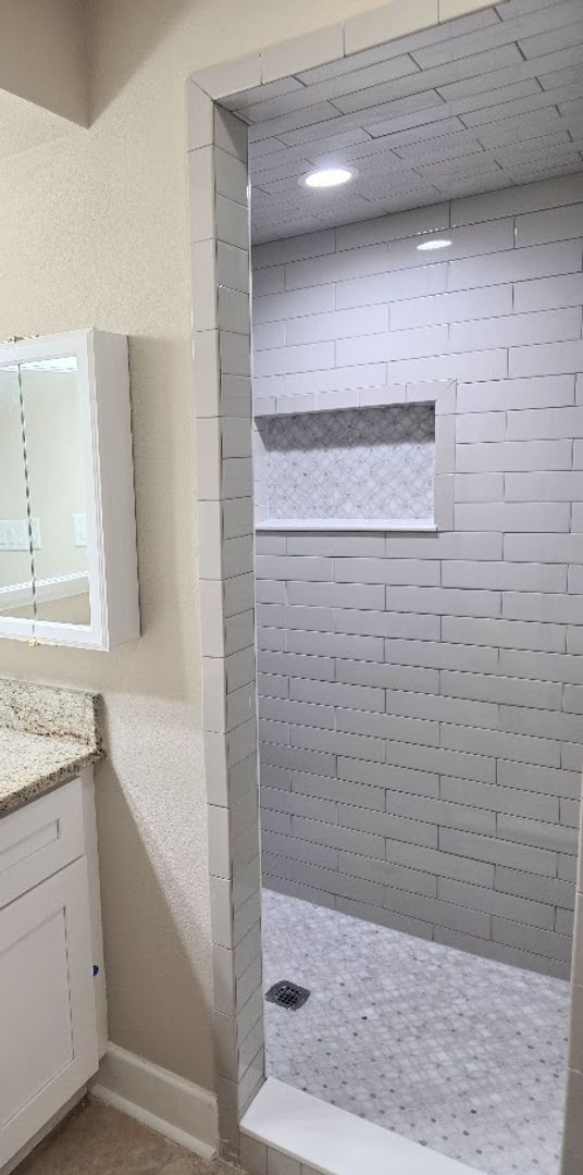 Building Photo - Beautiful 2-bedroom, 2-bath waterfront villa