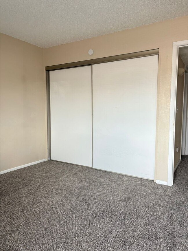 Building Photo - 2 Bedroom Lower Level Unit - ALL UTILITIES...