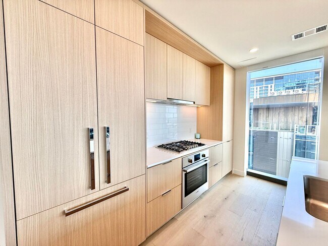 Building Photo - Gorgeous 30th Floor 2BD / 2BA Corner Sky R...