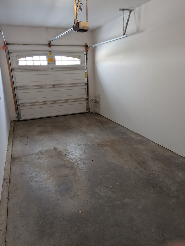 Building Photo - 1035 Rd Runner St