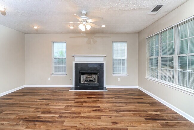 Building Photo - 841 Revena Dr