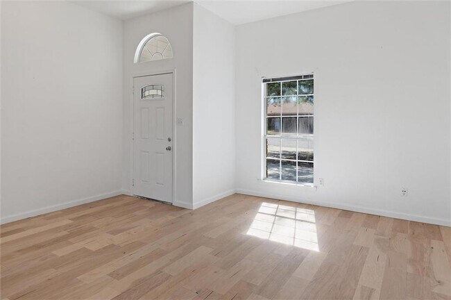 Building Photo - 2906 Greenlawn St