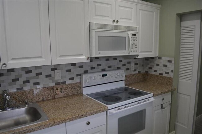 Building Photo - 2710 Riverside Dr