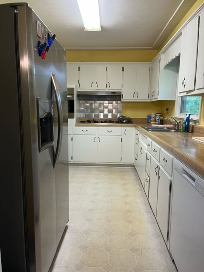 Building Photo - Charming 4 Bed 2.5 Bath Home With Nice Woo...