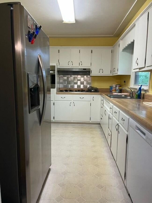 Building Photo - Charming 4 Bed 2.5 Bath Home With Nice Wooded Back Yard!
