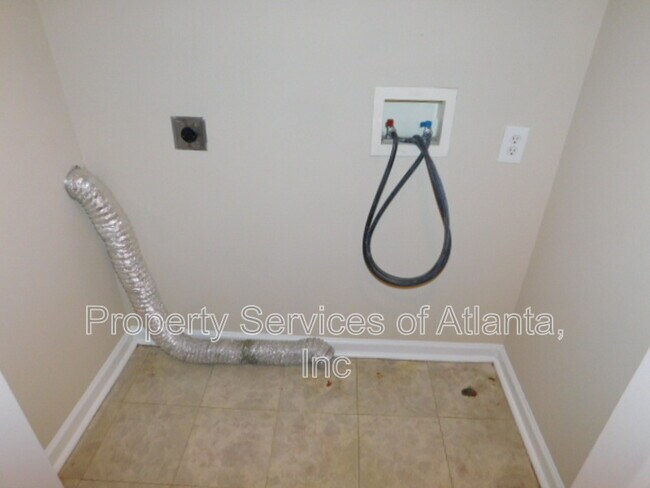 Building Photo - 5559 Glenridge Dr