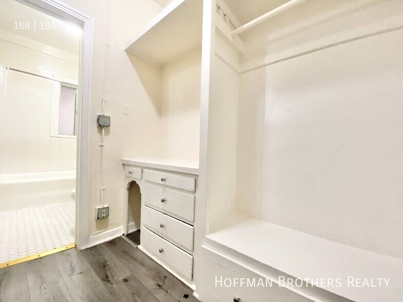 Building Photo - 425 S Grand View St