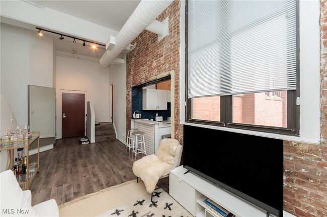 Building Photo - 1133 W 9th St