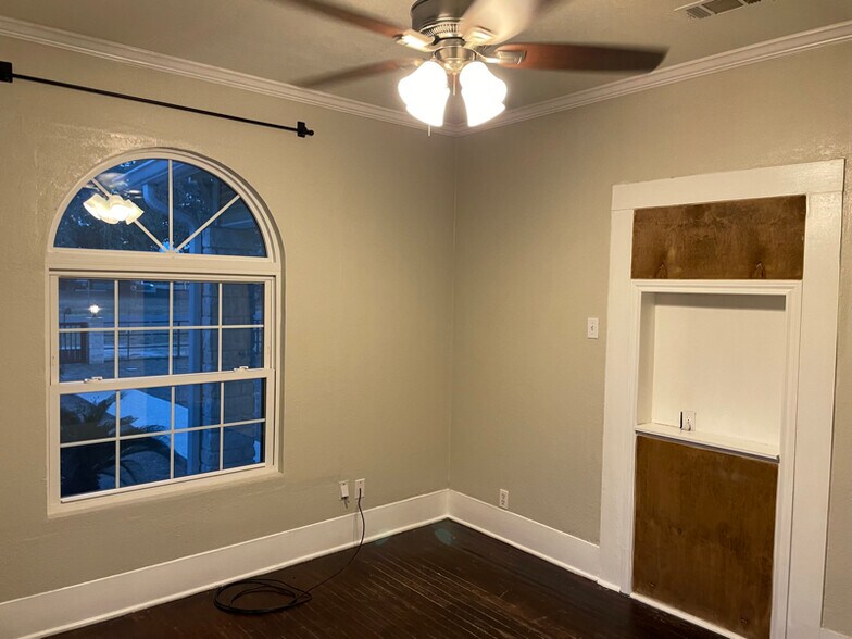 Building Photo - 3336 I-35