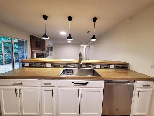 Building Photo - 504 Robin Ln