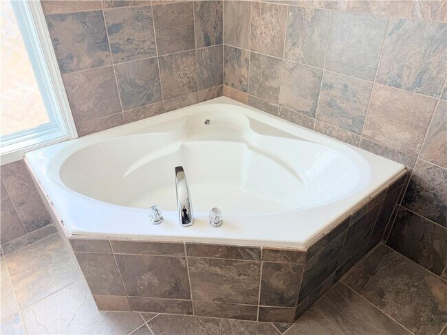 Building Photo - 2066 Peach Shoals Cir