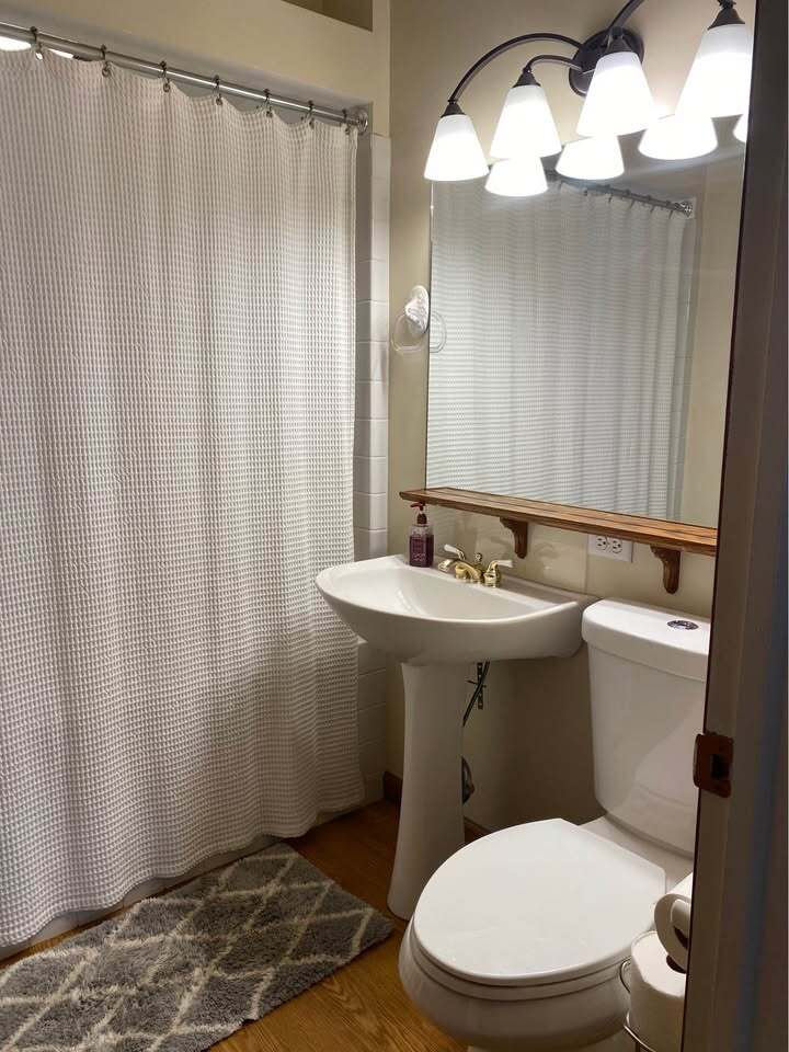 Full bath near main floor bedroom - 710 Pine St