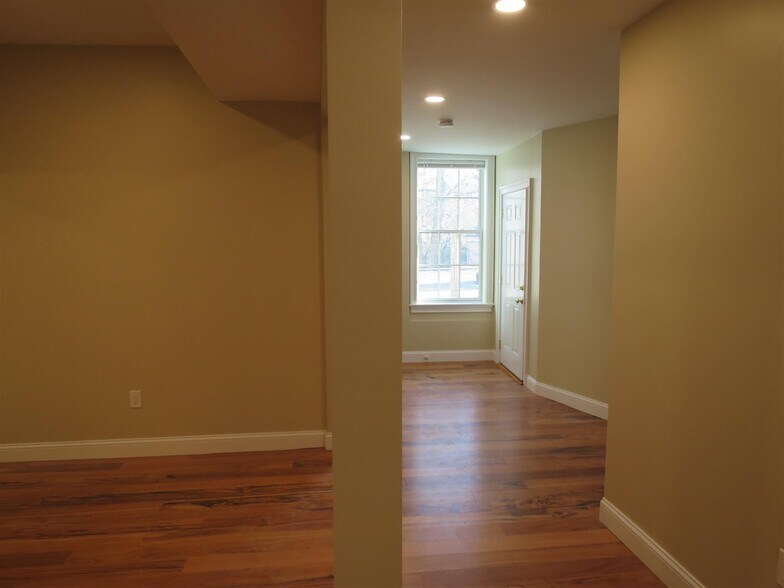 Building Photo - 136 Inman St