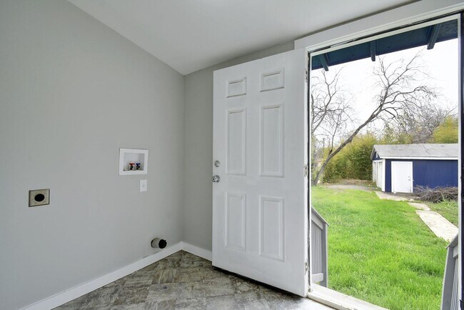 Building Photo - 3-Bedroom Home in Riverside