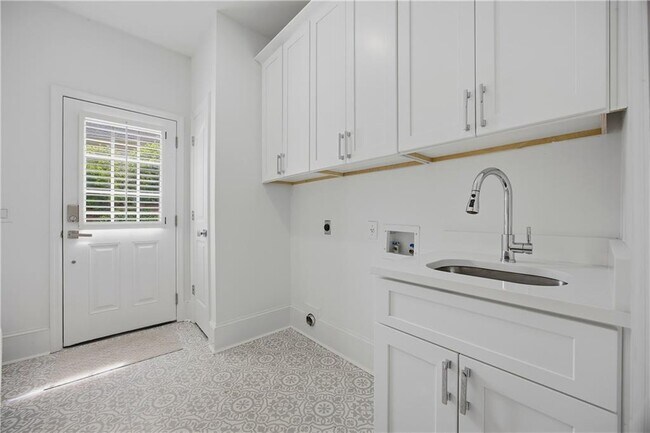 Building Photo - 6410 Westchester Pl