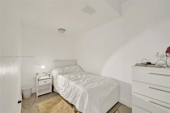 Building Photo - 1880 S Treasure Dr