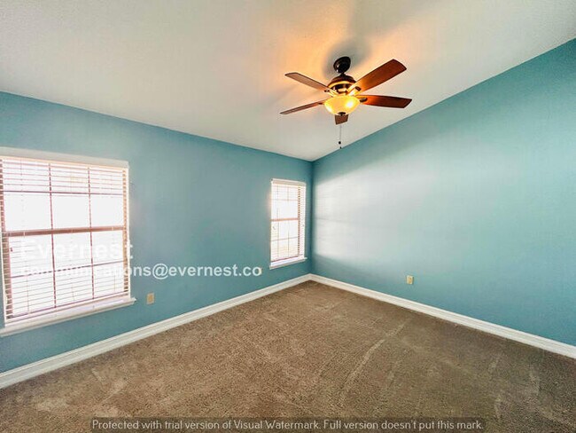 Building Photo - 6 Bed/4 Bath Home with Garage / Pet-Friendly / Available Now!