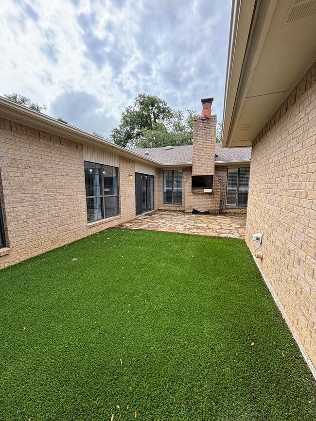 Building Photo - 5026 Bellaire Dr S