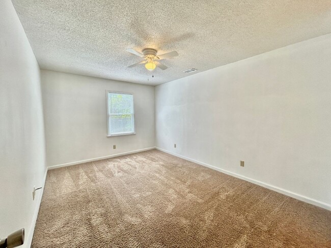 Building Photo - 10 Crescent Ln